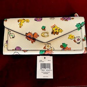 Coach Wyn soft wallet in Chalk - NWT